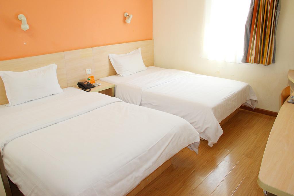 7Days Inn Beijing Railway Station Guangqu Gate Metro Station Bagian luar foto